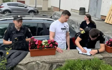 По делу Назария Гусакова задержали его друга: тот пытался убежать и наехал на полицейского