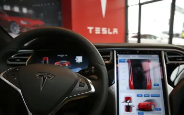 Вперше в історії: автомобіль Tesla доїхав до будинку клієнта без водія