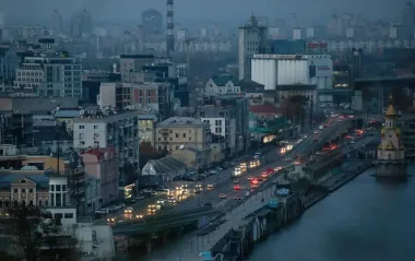 У Києві перекрито низку вулиць: що з транспортом і маршрутами сьогодні (карта)