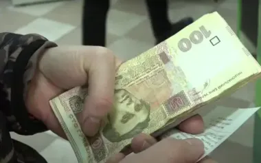 Залишать без допомоги й старих, і дітей: сім'ї військових можуть позбавити державних виплат