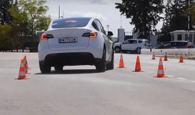 Впервые без людей: автомобиль Tesla совершил успешную автономную поездку, пересекая весь город