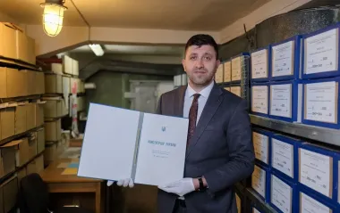 Унікальні кадри Конституції України: як і де зберігають головний документ нації