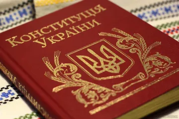 Известный книжный магазин Украины оказался в центре скандала из-за "исправленной статьи" Конституции (фото)