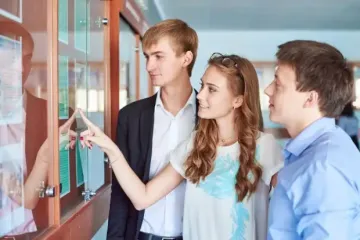 "Не поспішайте до вишу": випускникам порадили зробити паузу у навчанні - у чому причина