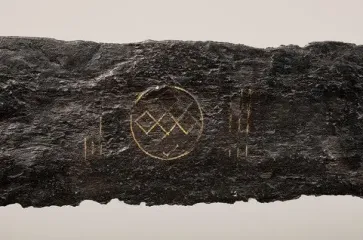 У річці знайшли 1000-літній меч з духовними символами