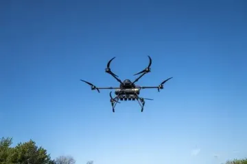 На Харківщині окупанти скинули вибухівку на автівку — є жертви