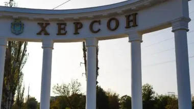 Росіяни ввечері обстріляли Херсон: троє людей поранені