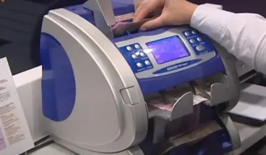 На хліб з маслом точно вистачить: чиновникам знову підвищили зарплати – понад 100 тис. грн щомісяця