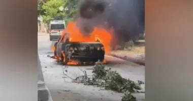 Окупанти атакували дроном центр Херсона: згоріло авто, поранений чоловік