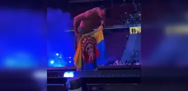 Солист Imagine Dragons на концерте поцеловал флаг 122 бригады ТрО (видео)