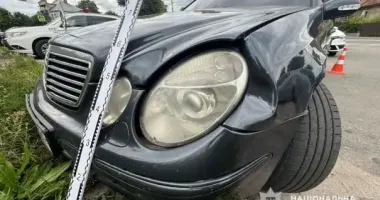 На пешеходном переходе в Тернополе водитель Mercedes-Benz сбил маму с ребенком и скрылся