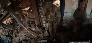 "Мы — не вы": бойцы "Азова" откопали россиян, которых завалило в подвале, и взяли их в плен (видео)