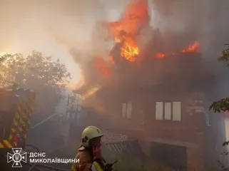 У Миколаєві масштабні пожежі: десятки загорань і пошкоджені будинки через шалений вітер