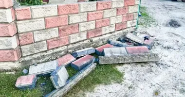 На Рівненщині на 4-річну дитину впав бетонний паркан: малюк помер