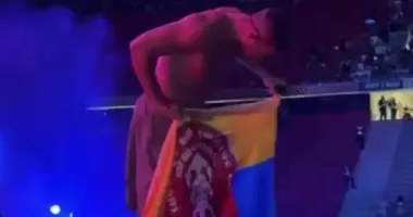 Соліст Imagine Dragons підняв на сцені прапор української військової бригади