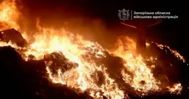 РФ атакувала Запоріжжя та район: пошкоджене підприємство, виникла пожежа