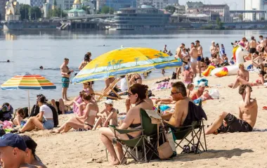 Хто краще переносить спеку -жінки чи чоловіки? Науковці назвали неочікуваного "переможця"