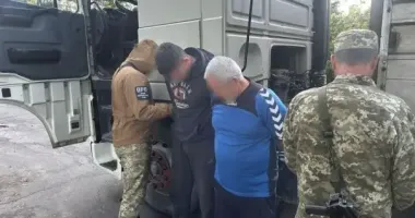 На Рівненщині водій вантажівки намагався вивезти чоловіка за кордон під спальним місцем у кабіні