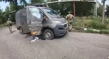 Сетки не спасли: дрон "Молния" ударил по "Белым ангелам", которые везли раненых (видео)