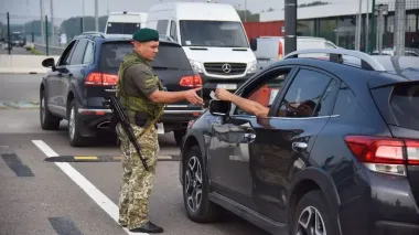 Украинцы выезжали за границу с подписью императора Александра III: чиновники винят систему "Шлях"