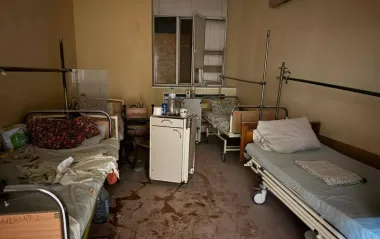 Росіяни обстріляли лікарню в Херсоні: постраждали 8 людей, серед них медсестри