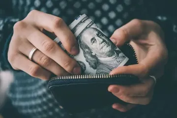 Что покупать, а что продавать: эксперты дали советы украинцам, куда сейчас вкладывать деньги