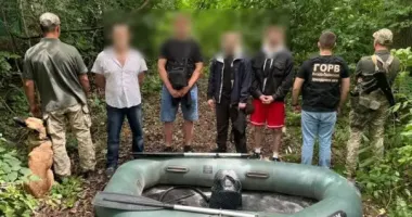 На Вінниччині прикордонники затримали чотирьох чоловіків, які заплатили по 10 000 доларів, щоб переплисти у Молдову