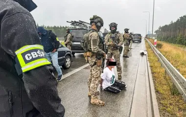 Били та викрадали мігрантів: у Польщі затримали українців