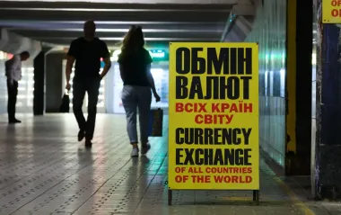 Доллар подешевел после трехдневного роста, евро отошел от максимума