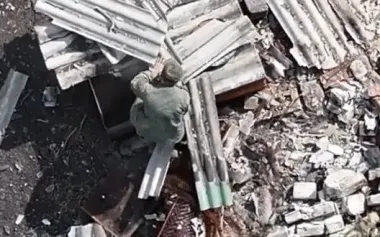 Occupier climbs into garbage container and dies there after kamikaze drone attack. VIDEO