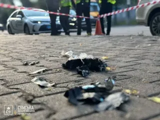 У Сумах після атаки дрона пошкоджено маршрутку з пасажирами (фото)