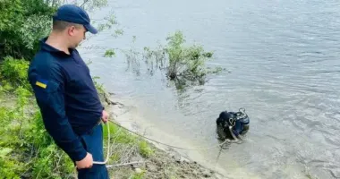 На Чернігівщині з дна річки підняли авто з тілом людини