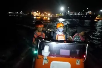 Утонул в бурном море: паром с десятками людей ушел под воду на Бали (фото, видео)