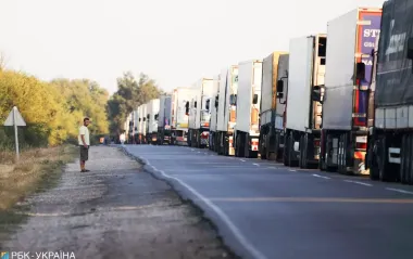 В одній з областей України заборонили проїзд для вантажівок: у чому причина