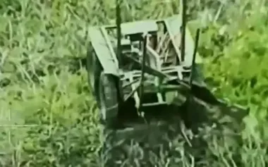 Ground drone quietly approached enemy position and "confiscated" Russian machine gun. VIDEO