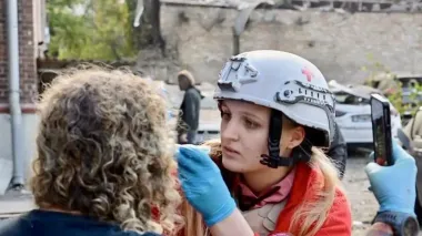 Two Ukrainian Red Cross Society volunteers receive highest intl awards for doctors