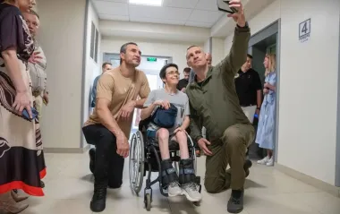Віталій та Володимир Кличко передали реабілітаційному центру сучасні ноутбуки