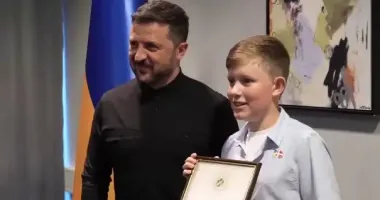 Заробляв гроші і віддавав на допомогу маленьким українцям: Зеленський вручив нагороду 11-річному волонтеру з Данії