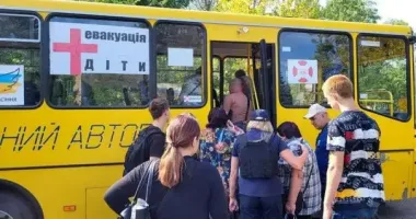 Стало відомо, скільки дітей досі залишається у зоні бойових дій на Донеччині