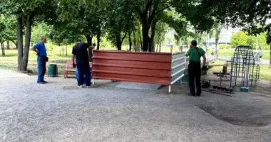 У Запоріжжі почали облаштовувати інклюзивні майданчики в одному з парків