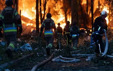 Пожежі та понівечені будинки: з'явились наслідків масованої атаки на Київ