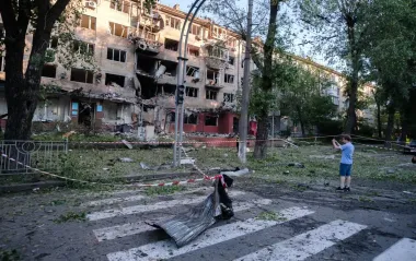 Атака на Київ: у ДСНС попередили про загрозу обрушення п’ятиповерхівки після удару РФ