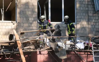 Ніч теророру в Києві: розбиті будинки та вирви у дворах, місто в диму - репортаж РБК-Україна