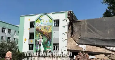 У Києві діти допомагають прибирати зруйновану школу після нічної атаки