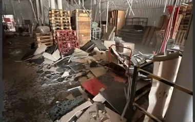 Удар по Чугуеву: повреждено отделение "Новой почты", на месте продолжается разбор завалов