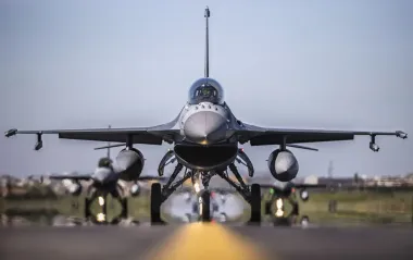 США подняли в небо F-16: истребитель перехватил самолет у гольф-клуба Трампа