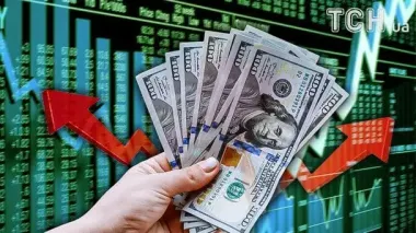 Курс валют в Україні: долар тримає «американську інтригу» — купувати чи продавати