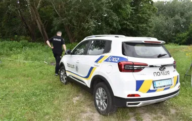 У центрі Києва чоловік демонстрував нацистський прапор: поліція відкрила справу