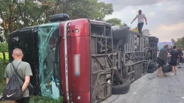 На Дніпропетрвщині перекинувся пасажирський автобус: один загиблий, 17 постраждалих