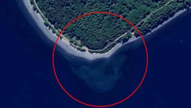 На Google Maps нашли гигантский череп: он смотрит из воды у берегов канадского острова (фото)